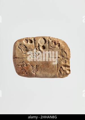 Comprimé de cuneiform: Compte administratif concernant la distribution de l'orge et de l'emmer ca.3100–2900 C.-B. sumérien des nombreux héritages laissés par les civilisations anciennes de la Mésopotamie méridionale, l'invention de l'écriture est primordiale.À la fin du quatrième millénaire en Colombie-Britannique, le langage écrit s'est développé dans la région, d'abord comme pictogrammes, puis en changeant en formes abstraites appelées cuneiform.Les pictogrammes, comme ceux de ce comprimé, sont appelés proto-cuneiform et ont été dessinés dans l'argile avec un outil pointu.Les impressions circulaires à côté des pictogrammes représentaient des symboles numériques Banque D'Images