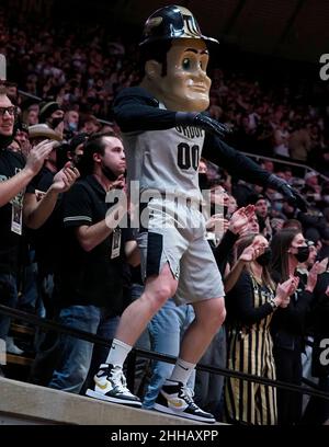 West Lafayette, Indiana, États-Unis.23rd janvier 2022.Purdue Boilermaker Peter dans la section étudiante, The Paint Crew dans 1st la moitié du match entre les Wildcats du Nord-Ouest et les Purdue Boilermakers à Mackey Arena à West Lafayette, Indiana.Crédit obligatoire : Sandra Dukes/CSM/Alay Live News Banque D'Images