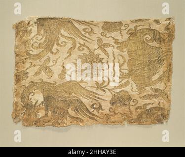 Textile avec Phoenix, animal ailé et fleurs 13th–début 14th siècle Asie centrale peu de silks représentent mieux l'imagination et la vitalité des textiles d'Asie centrale de la période mongole que cette pièce, avec ses oiseaux en colère et ses étranges et incomplets castor ailé sur un fond floral aéré.D'autres textiles d'Asie centrale de ce type survivent dans les trésors de l'église européenne et montrent des interactions dynamiques entre les diverses créatures imaginaires de leurs modèles.Ces dessins ont eu un effet fort sur les soies italiennes du XIVe au XVe siècle, qui sont connues pour leur énergie et leur humour.Texte Banque D'Images