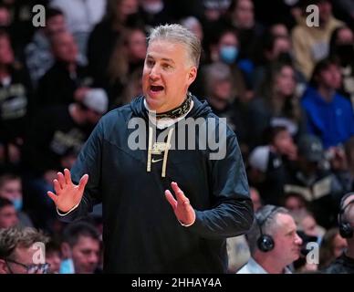 West Lafayette, Indiana, États-Unis.23rd janvier 2022.Matt Painter, entraîneur-chef de Purdue Boilermakers, dans la moitié 1st du match entre les Wildcats du Nord-Ouest et les Purdue Boilermakers au Mackey Arena à West Lafayette, Indiana.Crédit obligatoire : Sandra Dukes/CSM/Alay Live News Banque D'Images