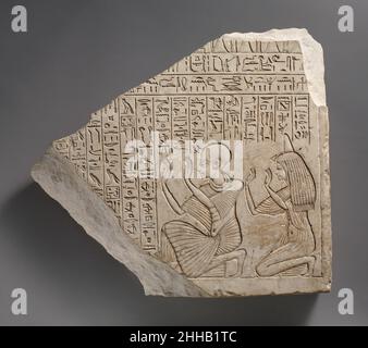 Stela votive de Userhat 1327–1295 BC Nouveau Royaume dans le texte sur cette stela, Userhat témoigne de ses propres bonnes qualités et de sa confiance dans son dieu, probablement Amun.Il est montré ici avec sa femme, Nefertari.Userhat était un prêtre dans les cultes mortuaires d'Amenhotep III et de Toutankhamon, ainsi le couple doit avoir vécu pendant la dynastie plus tard 18.La superposition complexe de relief et le style des figures démontrent l'influence de l'art d'Amarna à Thèbes.Stela votive de Userhat 544776 Banque D'Images