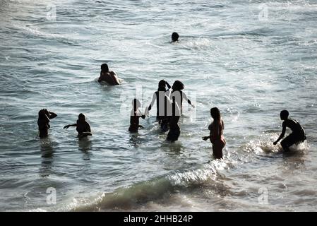 Les personnes se baignant dans l'eau à la plage de Paciencia à Salvador, Bahia, Brésil. Banque D'Images