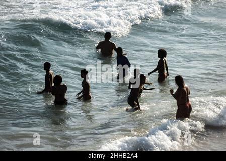 Les personnes se baignant dans l'eau à la plage de Paciencia à Salvador, Bahia, Brésil. Banque D'Images