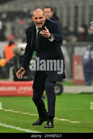 Milan, Italie.23rd janvier 2022.Massimiliano Allegri, entraîneur en chef du FC Juventus, gestes lors d'un match de football entre l'AC Milan et le FC Juventus à Milan, en Italie, le 23 janvier 2022.Crédit: Alberto Lingria/Xinhua/Alay Live News Banque D'Images