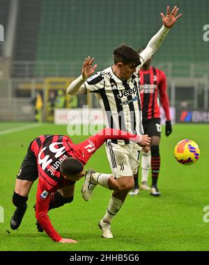 Milan, Italie.23rd janvier 2022.Le Rade Krunic (L) d'AC Milan est en vie avec Paulo Dybala du FC Juventus lors d'un match de football entre l'AC Milan et le FC Juventus à Milan, en Italie, le 23 janvier 2022.Crédit: Alberto Lingria/Xinhua/Alay Live News Banque D'Images