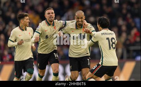 Londres, Royaume-Uni.24th janvier 2022.Fabinho (2nd R) de Liverpool célèbre le troisième but avec ses coéquipiers lors du match de la Premier League anglaise entre Crystal Palace et Liverpool à Londres, en Grande-Bretagne, le 23 janvier 2022.Credit: Xinhua/Alay Live News Banque D'Images