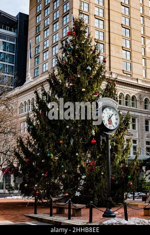 Arbre de Noël à Penn Square, Lancaster, Pennsylvanie, États-Unis Banque D'Images