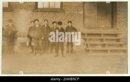 Certains des garçons travaillant à Chace Cotton Mill, Burlington, Vermont (voir l'étiquette à la photo -730) pour les noms.5 mai 1909.6 H (Légende -730- tous ces petits garçons, et plus encore, travaillent dans le Chace Banque D'Images