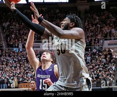 West Lafayette, Indiana, États-Unis.23rd janvier 2022.Purdue Boilermakers avance Trevion Williams (50) conduit au panier comme le centre Wildcats du Nord-Ouest Ryan Young (15) défend dans la moitié 2nd du jeu entre les Wildcats du Nord-Ouest et les Purdue Boilermakers à Mackey Arena à West Lafayette, Indiana.Crédit obligatoire : Sandra Dukes/CSM/Alay Live News Banque D'Images