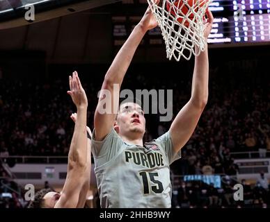 West Lafayette, Indiana, États-Unis.23rd janvier 2022.Purdue Boilermakers centre Zach Edey (15) met la balle dans le panier dans la moitié 2nd du match entre les Wildcats du Nord-Ouest et les Purdue Boilermakers à Mackey Arena à West Lafayette, Indiana.Crédit obligatoire : Sandra Dukes/CSM/Alay Live News Banque D'Images