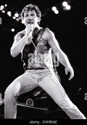 Bruce Springsteen joue sur scène vers 1984 crédit: Ron Wolfson / Rock négatifs / MediaPunch Banque D'Images