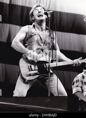Bruce Springsteen joue sur scène vers 1984 crédit: Ron Wolfson / Rock négatifs / MediaPunch Banque D'Images