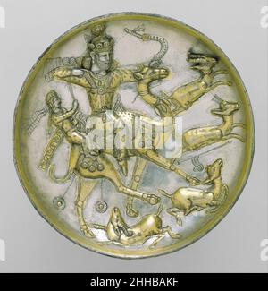 Assiette avec une scène de chasse de l'histoire de Bahram Gur et Azadeh ca.5th Century A.D. Sasanian l'image sur cette plaque représente la plus ancienne représentation connue d'un épisode bien connu de l'histoire de Bahram Gur ou Bahram V, le roi Sasanian (r.420 – 438).L'histoire semble avoir été populaire pendant des siècles, à la fois à l'époque sasanienne et sous le régime islamique qui a suivi, mais n'a été enregistrée que dans le Shahnamah, ou Livre des rois, par Firdausi au début du XIe siècle après J.C., des siècles après la création de cette plaque.Le Shahnamah raconte comment Bahram Gur, mis au défi des exploits du tir à l'arc par son f Banque D'Images