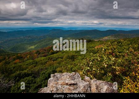 Vue du début de l'automne le long de la piste des Appalaches, parc national de Shenandoah, Virginie, États-Unis Banque D'Images