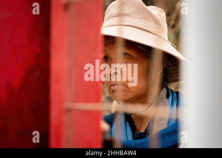 Loei, Thaïlande.1st mars 2020.Une femme aînée regarde à travers la clôture rouge qui entoure la mine d'or de Tungkum.depuis plus d'une décennie, le Groupe Khon Rak Ban Kerd d'un petit village rural de la province de Loei en Thaïlande combat la mine d'or de Tungkum.Le groupe est composé de femmes respectées - et en grande partie analphabètes - âgées qui ont financé leur activisme par la culture et la transformation du coton biologique.L'agriculture est la principale source de revenu pour la majorité des résidents de Loei; les ressources comme l'eau et la terre ont une grande incidence sur leurs moyens de subsistance.Lorsque la communauté locale a signalé Banque D'Images