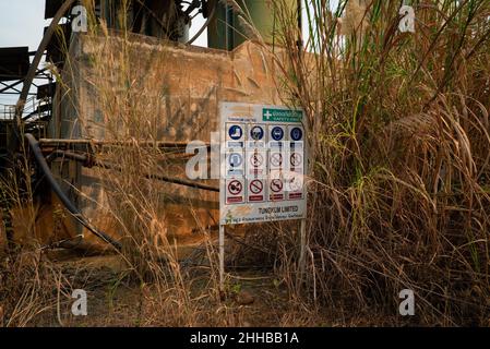 Loei, Thaïlande.1st mars 2020.Vue d'un panneau d'avertissement sur la mine d'or de Tungkum surcultivée et abandonnée.depuis plus d'une décennie, le Groupe Khon Rak Ban Kerd d'un petit village rural de la province de Loei en Thaïlande combat la mine d'or de Tungkum.Le groupe est composé de femmes respectées - et en grande partie analphabètes - âgées qui ont financé leur activisme par la culture et la transformation du coton biologique.L'agriculture est la principale source de revenu pour la majorité des résidents de Loei; les ressources comme l'eau et la terre ont une grande incidence sur leurs moyens de subsistance.Lorsque la communauté locale a signalé sympto Banque D'Images