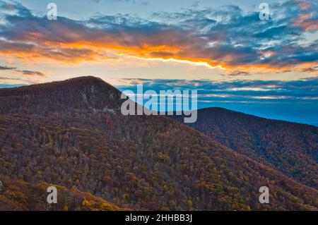 Coucher de soleil d'automne à Hawksbill, Parc national de Shenandoah, Virginie, États-Unis Banque D'Images