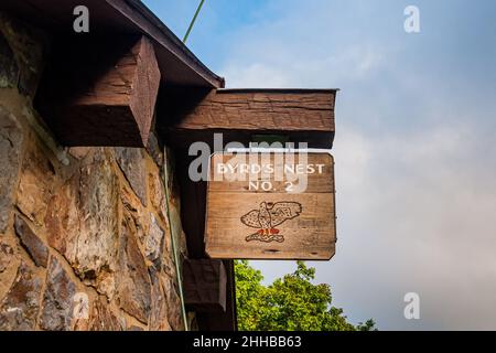 Panneau de refuge de Byrds Nest Trail, Hawksbill Mountain Summit, Parc national Shenandoah, Virginie, États-Unis Banque D'Images