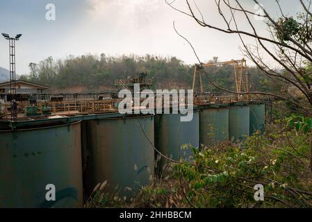 Loei, Thaïlande.1st mars 2020.Vue des silos remplis de cyanure à la mine d'or de Tungkum. Depuis plus d'une décennie, le Groupe Khon Rak Ban Kerd d'un petit village rural de la province de Loei en Thaïlande combat la mine d'or de Tungkum.Le groupe est composé de femmes respectées - et en grande partie analphabètes - âgées qui ont financé leur activisme par la culture et la transformation du coton biologique.L'agriculture est la principale source de revenu pour la majorité des résidents de Loei; les ressources comme l'eau et la terre ont une grande incidence sur leurs moyens de subsistance.Lorsque la communauté locale a signalé des symptômes cohérents Banque D'Images