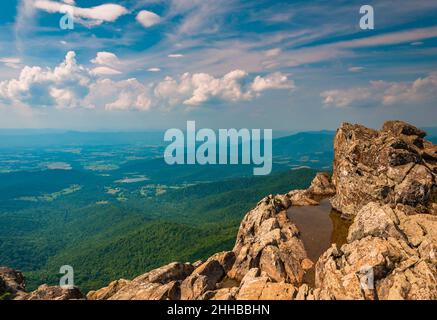 Vue depuis Little Stony Man Cliffs, parc national de Shenandoah, Virginie, États-Unis Banque D'Images