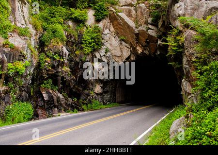 Marys Rock tunnel sur Skyline Drive, Parc national de Shenandoah, Virginie, États-Unis Banque D'Images
