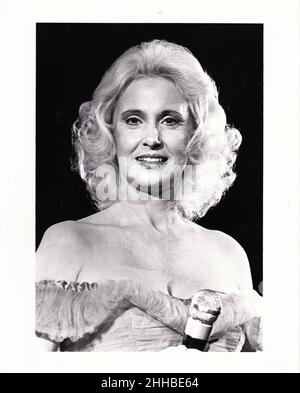 Tammy Wynette se produit sur scène vers 1972 crédit: Ron Wolfson / Rock négatifs / MediaPunch Banque D'Images