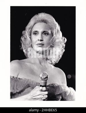 Tammy Wynette se produit sur scène vers 1972 crédit: Ron Wolfson / Rock négatifs / MediaPunch Banque D'Images