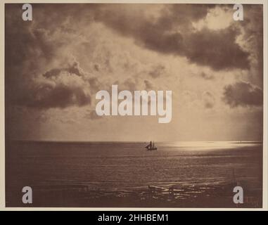 Brig on the Water 1856 Gustave le Gray Français dans les marins plus tard comme la Grande vague (1857), le Gray résoudrait le problème de la capture à la fois de l'océan et des nuages en imprimant ses fonds marins à partir de deux négatifs, l'un exposé correctement pour la côte et la mer, le second pour le ciel.Ce premier essai, cependant, a été fait avec un seul négatif et réussi en tirant parti des qualités réfléchissantes de la mer, par opposition à la terre, et en suggérant les effets du crépuscule ou de la lune plutôt que de la lumière du jour vive.Brig on the Water a été parmi les plus célèbres et largement distribuées photos o Banque D'Images