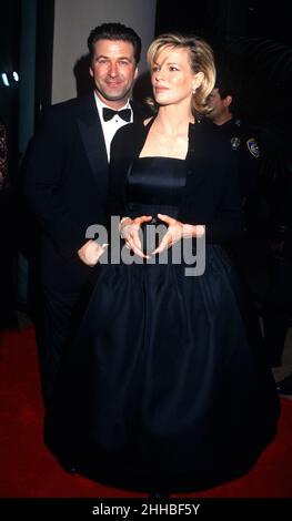 Alec Baldwin et Kim Basinger siègent à une table lors de la cérémonie des Golden Globe Awards qui s'est tenue au Beverly Hilton, Beverly Hills, Californie, le 18 janvier 1998.Crédit: Ron Wolfson / Rock négatifs / MediaPunch Banque D'Images