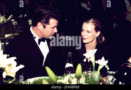 Alec Baldwin et Kim Basinger siègent à une table lors de la cérémonie des Golden Globe Awards qui s'est tenue au Beverly Hilton, Beverly Hills, Californie, le 18 janvier 1998.Crédit: Ron Wolfson / Rock négatifs / MediaPunch Banque D'Images