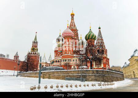 Cathédrale Saint-Basile sur la place Rouge en hiver Moscou, Russie. Banque D'Images
