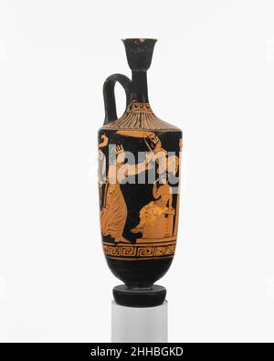 Terre cuite lekythos (ballon à huile) ca.375–350 C.-B. associée avec style à la Lecce Peintre femme poussant la fille sur un balancement, les jeunes assis sur un autel, et HermesThe Aiora et Anthesteria, festivals athéniens consacrés à Dionysos, dieu du vin, comprenaient des filles balançant.L'Hermaia, célébrant Hermes, le Dieu messager, a présenté des athlètes; la jeunesse ici tient un strigil (scraper), et Hermes lui-même se tient par une colonne suggérant un quartier sacré.Les festivals athéniens ont peut-être eu des homologues des Pouilles.Lekythos en terre cuite (fiole à huile).Grec, Sud-italien, Poulian. CA.375–350 C.-B.Terre cuite ; Banque D'Images