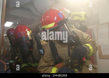 MER DES PHILIPPINES (janv22, 2022) les marins combattent un feu simulé lors d'un exercice de quartier général à bord du porte-avions de la classe Nimitz USS Abraham Lincoln (CVN 72).Faisant partie de la flotte du Pacifique des États-Unis, Abraham Lincoln mène une formation pour préserver et protéger une région Indo-Pacifique libre et ouverte.(É.-U.Photo de la marine par la spécialiste en communication de masse apprenti Julia Brockman) Banque D'Images