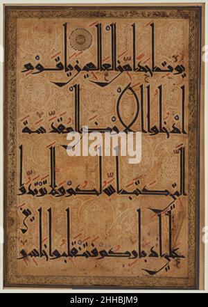Folio d'un manuscrit de Qur'an ca.1180 écrit en script kufic de style oriental ou nouveau , la deuxième ligne de ce folio comprend deux longues lettres verticales (alif et lam), formant un motif ovale pointu distinctif.Le traitement élaboré de l'arrière-plan, entièrement rempli de rouleaux végétaux se terminant dans de grandes fleurs de sorte que le script semble se démarquer contre le fond décoratif.Le script et l'illumination sont liés à un Qur'an dans le Musée de la Saray de Topkapi, daté du 573/1177–78, inscriptions épigraphiques sur l'architecture et la céramique lustre de cette période, suggérant une unité de style Banque D'Images