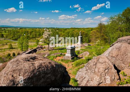 Vue printanière du champ de bataille depuis Little Roundtop, Gettysburg, Pennsylvanie. Banque D'Images