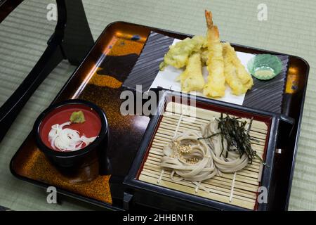 Yudanaka, Nagano, Japon, 2022/22/01 , mélange tempura servi avec du soba japonais. Banque D'Images