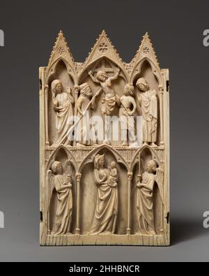 Panneau central d'un Triptych ca.1280–90 les diptychs et les triptyques de la France du Nord étaient des objets de dévotion privés qui servaient de substituts moins sophistiqués aux tabernacles d'ivoire.Ce panel représente, dans le registre supérieur, la Crucifixion, avec Longinus et Stephaton, flanqués par la Vierge et Saint Jean l'évangéliste, exécutés à plus grande échelle.La Vierge et l'enfant apparaissent ci-dessous, flanquée de deux anges.La décoration architecturale permet de voir clairement les zones tout en créant un effet décoratif riche.Panneau central d'un Triptych.Français du Nord. Env.1280–90.Ivoire et peinture.Ivoires Banque D'Images
