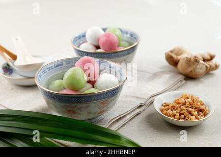 Un bol de Wedang Ronde, un dessert traditionnel javanais à base de farine de riz gluant remplie de cacahuète dans du sirop de gingembre Banque D'Images