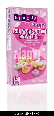 Winneconne, WI -23 janvier 2021: Un paquet de bonbons minuscules au coeur de Brachs sur un fond isolé Banque D'Images