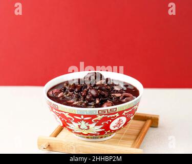 Gros plan de huit Treasure Congee avec des haricots rouges, des cacahuètes ; un porridge sain pour le festival chinois Banque D'Images