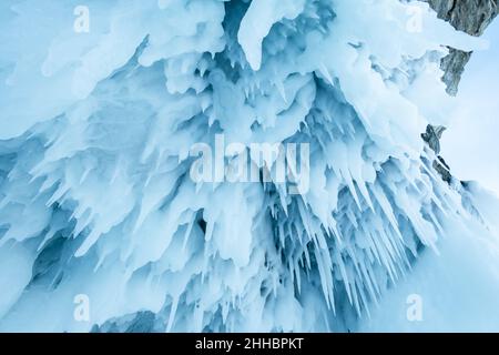 Grotte de glace avec d'énormes glaçons sur le lac Baikal en hiver.Sibérie, Russie. Banque D'Images