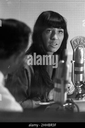 Buffy Sainte-Marie à la radio des forces armées, 1964 Banque D'Images