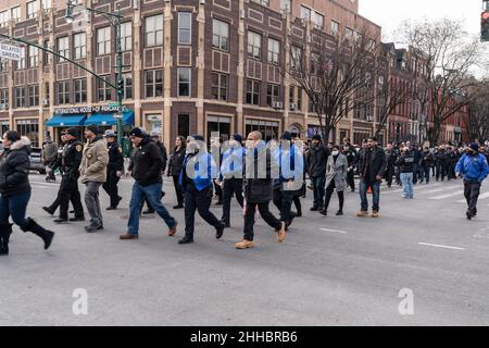 New York, États-Unis.23rd janvier 2022.Des officiers des comtés de Westchester marchent solennellement de 32nd à l'hôpital Harlem où le second officier Wilbert Mora a été traité pour ses blessures et est dans un état critique.Wilbert Mora, agent de police de la ville de New York, a été abattu vendredi soir en répondant à un appel sur un argument entre une femme et son fils adulte.(Photo de Lev Radin/Pacific Press) crédit: Pacific Press Media production Corp./Alay Live News Banque D'Images