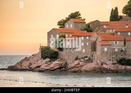 Les bâtiments historiques de l'île Sveti Stefan se rapprochent à l'aube au Monténégro Banque D'Images