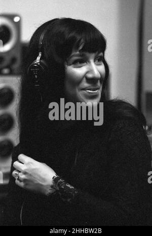 Buffy Sainte-Marie dans un studio d'enregistrement à New York, 1964 Banque D'Images