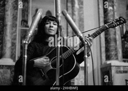 Buffy Sainte-Marie dans un studio d'enregistrement à New York, 1964 Banque D'Images