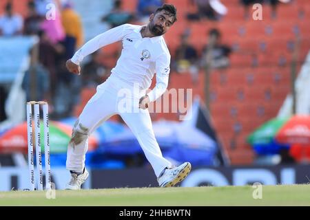 Le cricketer afghan Rashid Khan en action lors d'un match de cricket unique entre l'Afghanistan et le Bangladesh au stade Zohur Ahmed Chowdhury à Chittagong.Afghanistan gagné par 224 tours Banque D'Images