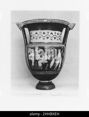 Terre cuite colonne-krater (bol à mélanger) ca.360–340 C.-B. attribuée à Varrese Painter Obverse, femme assise entre deux jeunes Oscan Reverse, trois youthsLes vases à figure rouge illustrent dans ce cas le style Uni dans la peinture de vase d'Apulie, caractérisé par de grandes formes et des sujets non mythologiques représentés simplement, avec une ligne de sol uniforme et peu d'ornements de remplissage.En l'absence de scènes mythologiques, dont la plupart sont originaires de Grèce, les pratiques locales et les objets viennent au premier plan.Couronne en terre cuite (bol à mélanger).Grec, Sud-italien, Poulian. CA.360–340 C.-B.Ter Banque D'Images