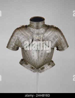 Portions d'une armure pour Vincenzo Luigi di Capua (d.1627) env.1595 Pompeo della Cesa Italien ces éléments font partie d'une armure de cavalerie légère ou d'infanterie faite pour le noble napolitain Vincenzo Luigi di Capua (d.1627), comte d'Altavilla et prince de Riccia.Le pectoral porte son impresa personnel (emblème), un coup de soleil au-dessus de la devise Nulla Quies Alibi (pas de repos mais ici).Pompeo della Cesa, dont la signature gravée « Pompeo » se trouve près du sommet du pectoral au centre, a été le principal armorer milanais de la fin du XVIe siècle.Ses patrons comprenaient Philip II d'Espagne, qui Banque D'Images