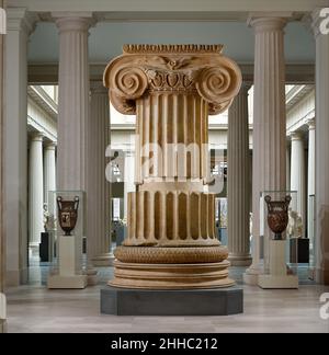 Colonne de marbre du Temple d'Artemis à Sardis ca.300 C.-B. grec la section d'une colonne ionique cannelée au centre de cette pièce était de cinquante-huit pieds de haut dans son emplacement original au Temple d'Artemis.La délicate sculpture foliaire sur la capitale est unique parmi les capitales existantes du temple, et le tore (base foliée), avec son motif végétal à l'échelle, est également exceptionnellement élaboré.Cette capitale est légèrement plus petite que les autres que l'on trouve sur le site, ce qui indique qu'elle n'appartient pas à la colonnade extérieure.Deux paires de colonnes similaires (marquées en rouge sur le plan indiqué par nea Banque D'Images